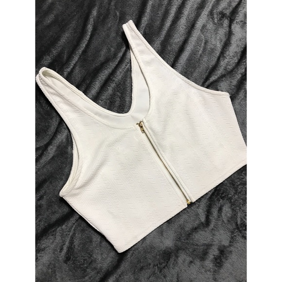 Cropped White V-neck Tank Top - Picture 3 of 4